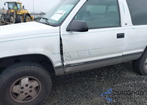 1995 Chevrolet Tahoe K1500 z USA, uszkodzony, nr VIN 1GNEK18K8SJ323051